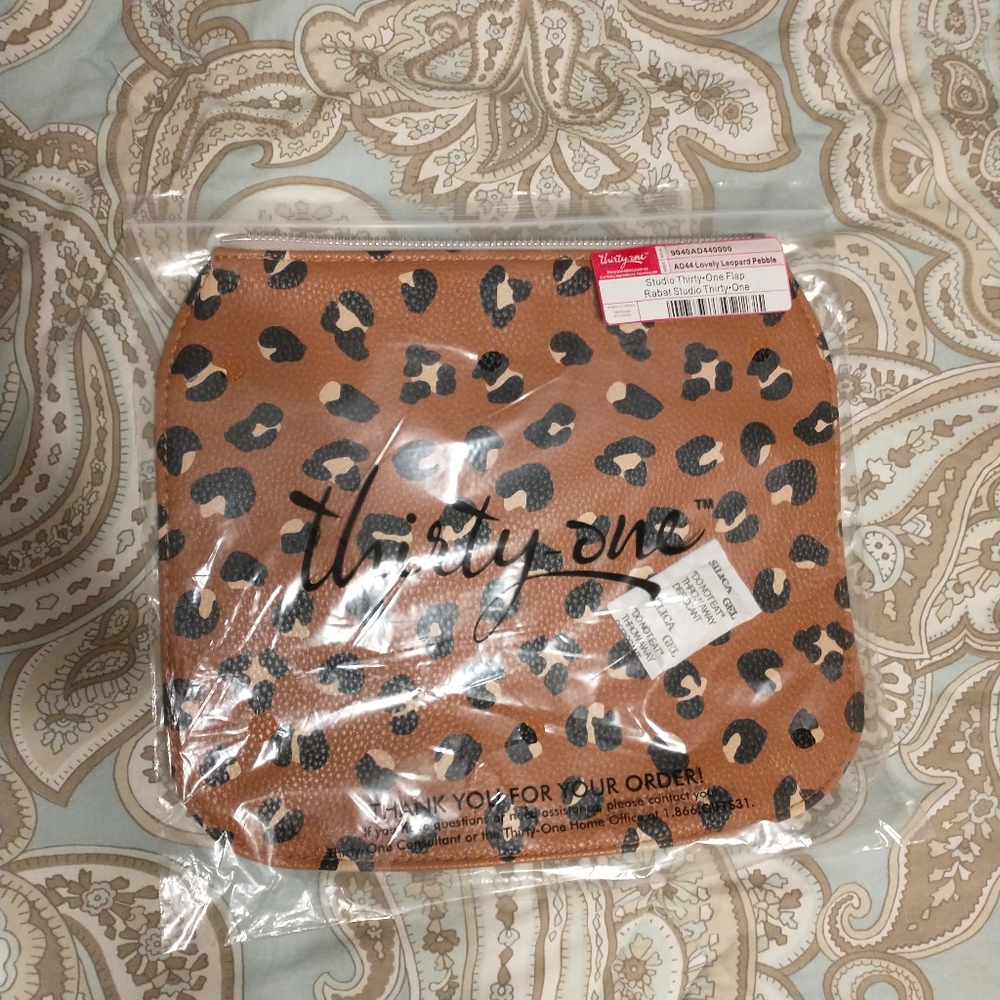 Studio thirty-one leopard print purse flap